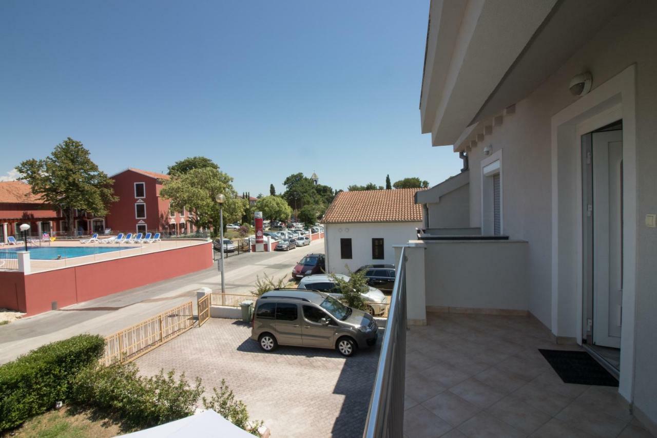 Apartments Luna Sveti Filip i Jakov Exterior foto